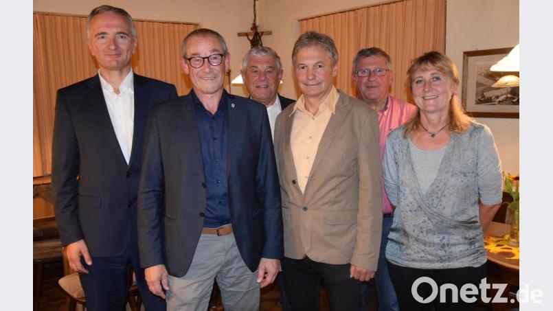 Eine starke Gemeinschaft steht hinter dem Riedener Bürgermeisterkandidaten (von links): Erwin Geitner, MdL Harald Schwartz, Altbürgermeister Gotthard Färber, Josef Weinfurtner, Johann Szedga und Erika Müllner. Bild: bö