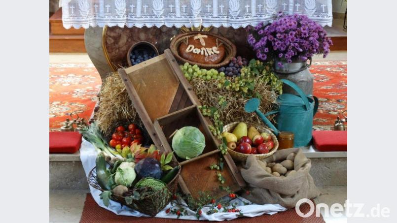 Reiche Ernte an Früchten und Gemüse wurde am Altar aufgebaut. Bild: twg