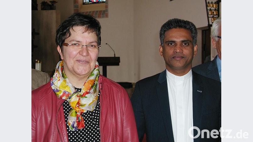 Auf eine neue, harmonische ZUsammenarbeit mit der neuen Gemeindereferentin Bettina Rögner freut sich Pater Joy Munduplackal. Bild: ld