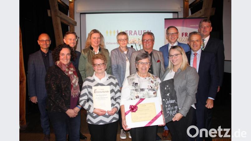 Eleonore Tippmann (vorne, Zweite von rechts) wurde beim Festakt zum 50-jährigen Bestehen der Frauen-Union Waldsassen zur Ehrenvorsitzenden ernannt. Klara Grötsch (vorne, Zweite von links) wurde für 25 Jahre Mitgliedschaft geehrt. Mit im Bild FU-Ortsvorsitzende Katja Bloßfeldt (vorne rechts) und die Ehrengäste um Staatsministerin Kerstin Schreyer. Bild: kro