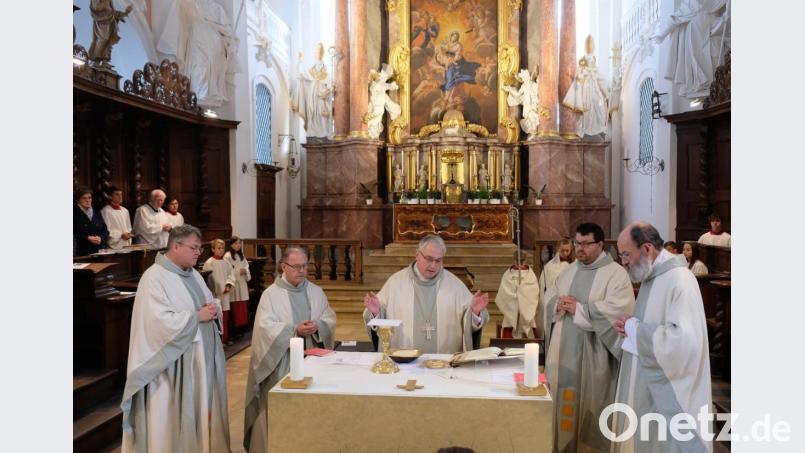 Mit dem Prämonstratenser-Abt und Administrator von Speinshart Hermann Josef Kugler (Bildmitte) zelebrieren (von links) Prior Pater Adrian, Pater Andreas, Pater Johannes Bosco und Pater Benedikt (die Festmesse zum Rosenkranzfest. Bild: do