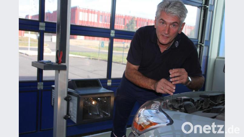 TÜV-Sachverständiger Anton Hegen beim Einstellen eines Abblendlichtes. Bild: kro