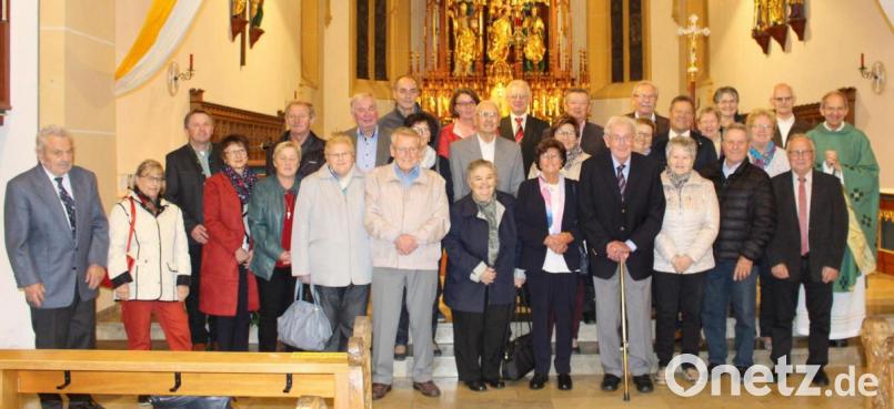 Anlässlich ihrer Ehejubiläen feiern 14 Paare aus den Pfarreien Hirschau und Ehenfeld gemeinsam mit Stadtpfarrer Johann Hofmann (rechts) in der Stadtpfarrkirche Mariä Himmelfahrt einen Dankgottesdienst. Mit im Bild Pfarrgemeinderatssprecher Laurenz Beck (hintere Reihe, Dritter von links). Bild: u