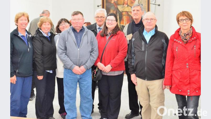 Bürgermeisterin Margit Kirzinger (rechts) freut sich mit Heribert Kett und Pfarrer Georg Hartl über den Besuch der US-Bürger (von links) Sharon Moenkhaus, Sandy Bronson, Mary Stuffert, George Deglman, Laura Orton und Tim Miller in der Heimat ihrer Vorfahren. Bild: fjo