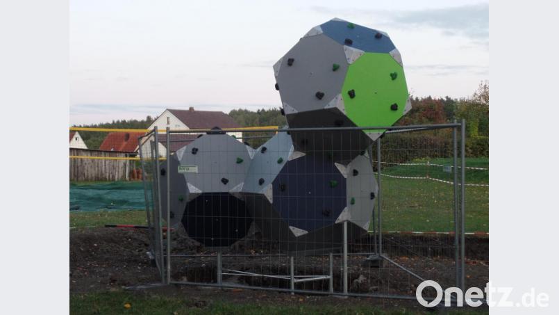 Der Kletterwürfel ist eines der Spielgeräte im neuen Generationenpark am Bürgerhaus. Bild: hos