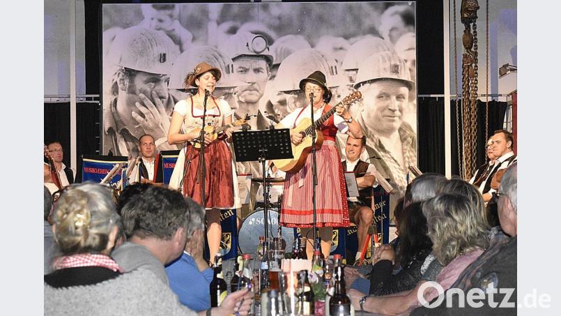 Theresia mit ihrer ersten Gitarre. Bild: sck