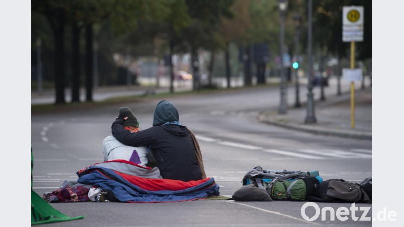 Aktivisten der Klimabewegung &quot;Extinction Rebellion&quot; haben zum Auftakt ihrer Aktionswoche &quot;Berlin blockieren&quot; die Zufahrten zum Großen Stern an der Siegessäule blockiert. Dieses Pärchen sitzt auf der Straße, die zum Schloss Bellevue führt. Bild: Paul Zinken/dpa