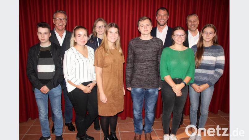 Der neue Jugendrat wählt in der nächsten Sitzung seine Vorsitzenden. Das Bild zeigt (von links) Robert Fischer, Bürgermeister Franz Stahl, Laura Bitterer, Leni Richtmann, Lena Klarner, Harald Rosner, Sport- und Jugendbeauftragten Huberth Rosner, Isabella Rosner, KJR-Vorsitzenden Jürgen Preisinger und Julia Burkhard. Bild: kro