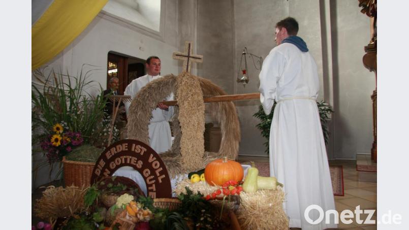 Die Krone, geschmückt mit Getreideähren, fand am Erntealtar Platz. Bild: wro
