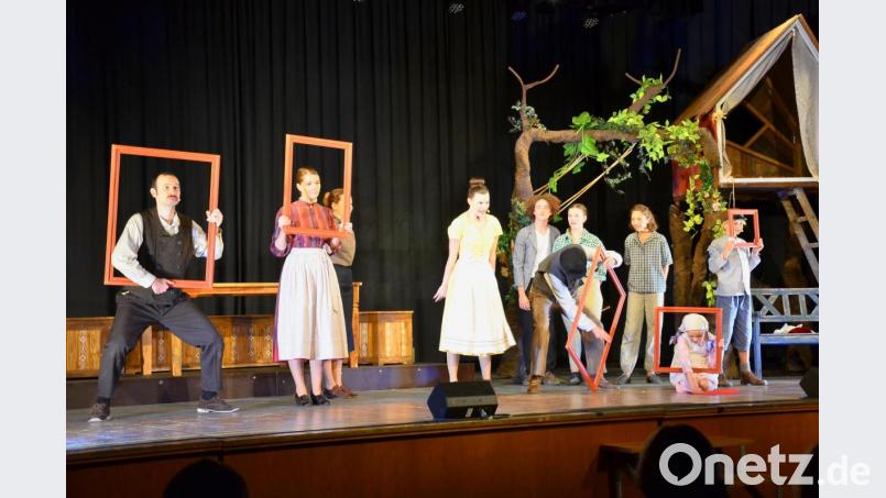 Beste Unterhaltung bieten (von rechts) Neele Meier (als Michel), Mia Puhane (Klein Ida), Marie Tölzer, Josepha Reber, Julian Struck (Alfred), Vincent Poschenrieder, Theresa Weidhas (Lina), Jana Tölzer, Sophia Janner (Alma) und Max Hegner (Anton). Bild: fjo