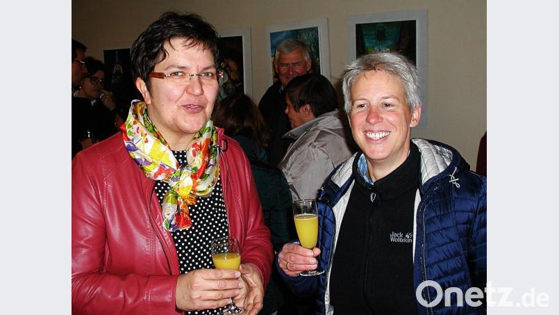 Nach dem Gottesdienst nutzten viele Besucher die Gelegenheit, mit Bettina Rögner auf ihr neues Amt anzustoßen und mit ihr ins Gespräch zu kommen. Auch die Leiterin der Gruppe Inshallah, Beate Zehrer; sie hatte mit ihren Sängerinnen den Gottesdienst musikalisch umrahmt. Bild: ld