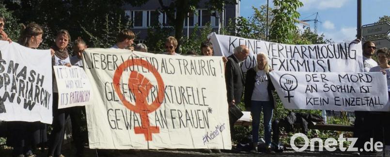 Maria-Elisabeth und Johannes Lösche inmitten von Freunden und Familienangehörigen am Tag der Urteilsverkündigung vor dem Justizpalast Bayreuth. Sie alle haben den Eltern der ermordeten Sophia, die wie ihr Sohn Andreas Nebenkläger waren, die Kraft gegeben, den Prozess auszuhalten. Bild: ca