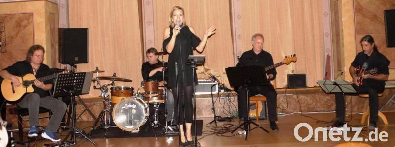 Eine gelungene Mixtur verschiedener Musikstile präsentierten die Musiker von „Rooty Blue“ bei ihrem Konzert im Schloss-Saal. Bild: weu