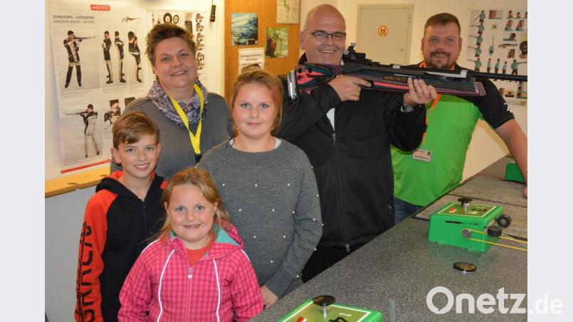 Bürgermeister Klaus Meyer gab zum Start des Preis- und Kirchweihschießens der &quot;Ringelstein&quot;-Schützen den Eröffnungsschuss ab. Mit dabei waren Sportleiter Stefan Zant mit Frau Verena und den Töchtern Anna und Paula sowie Klaus Meyers Sohn Paul. Bild: jr