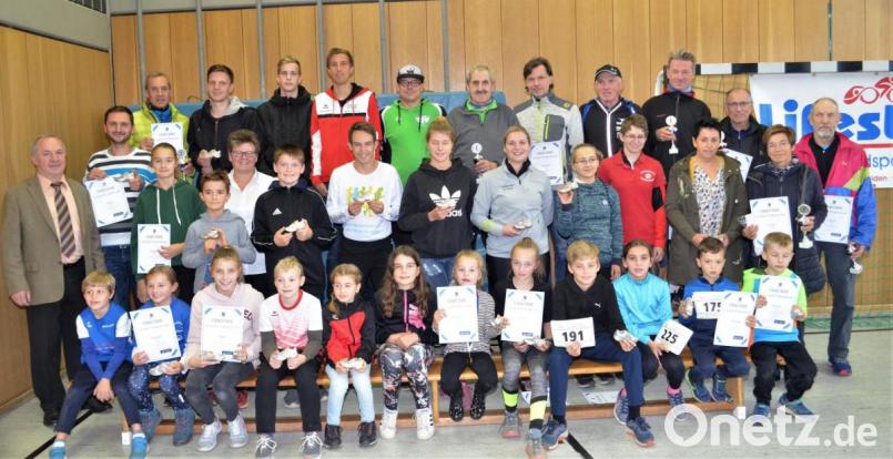 Die Sieger der einzelnen Altersklassen und Strecken beim Crosslauf des TSV Bechtsrieth. Bild: fz