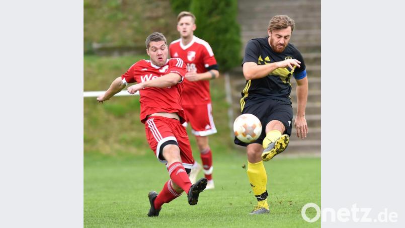 Der zweifache Torschütze Peter Dollhopf (links) versucht, Sebastian Brand vom TSV Kastl an einer Flanke zu verhindern. Aus: SpVgg Neustadt/Kulm – TSV Kastl 2:1. Bild: A. Schwarzmeier
