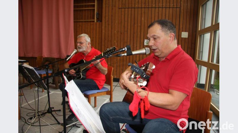 Helmut Plommer und Bernd Engelhardt (von links) nennen sich die roten Socken. Sichtbar baumeln sie auch an der Gitarre. Bild: wro
