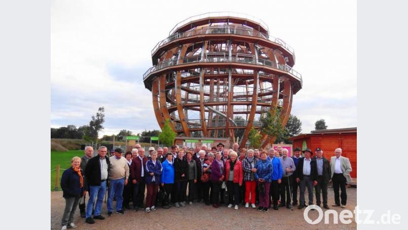 Beim Sängerausflug war die begehbare Holzkugel bei Schwandorf eine Attraktion. Bild: exb