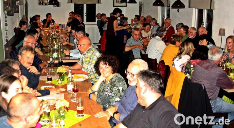 Ein Blick in die ausverkaufte Brettl-Hütte. Das Weinfest der Freien Wähler ist immer der Renner. Bild: zer