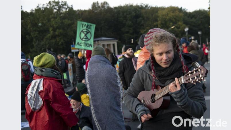 Aktivisten der Klimabewegung &quot;Extinction Rebellion&quot; haben zum Auftakt ihrer Aktionswoche &quot;Berlin blockieren&quot; die Zufahrten zum Großen Stern an der Siegessäule blockiert. Bild: Paul Zinken/dpa