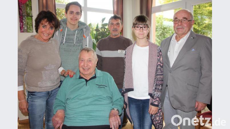 Josef Brandl (sitzend) feierte seinen 85. Geburtstag. Dazu gratulierten (von links) Tochter Doris, Enkel Jonas, Sohn Josef, Enkelin Sophie und 3. Bürgermeister Ernst Bayer. Bild: kro