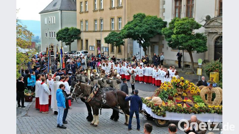 Zahlreiche Gläubige jeden Alters, unter ihnen Vertreter der weltlichen und der kirchlichen Gremien sowie die Fahnenabordnungen der kirchlichen und vieler weltlicher Vereine, hatten sich auf dem Unteren Markt versammelt und erwarteten das Eintreffen des Pferdegespannes mit dem reichgeschmückten Erntewagen. Mit einem kurzen Standkonzert eröffnete die Jugendblaskapelle die Feier. Bild: bph