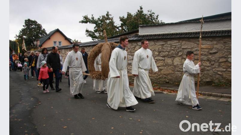 Ziel des Kirchenzuges war die Wallfahrtskirche "Maria Hilf". Begleitet wurde die Erntekrone von einer kleinen Fahnenabordnung sowie den Buben und Mädchen aus der Pfarrei. Bild: wro
