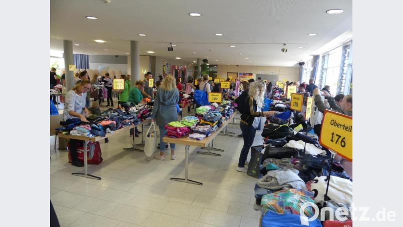 Bekleidung in den Größen von 50 bis 176 liegt gut sortiert zum Kauf bereit. Der Herbst-/Winter-Flohmarkt hat sich inzwischen zu einem internationalen Treffpunkt gemausert. Bild: rn