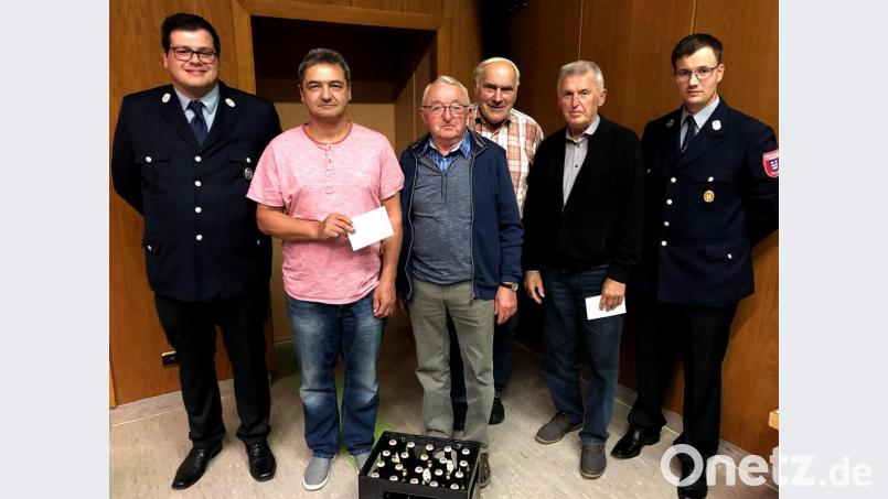 Vorsitzender Florian Neumann (links) und Kommandant Jürgen Götz beglückwünschen die Gewinner. Bild: zer