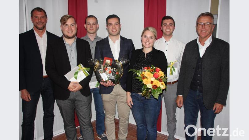 Jugendbeauftragter Huberth Rosner (links) und Bürgermeister Franz Stahl (rechts) dankten den scheidenden Jugendratssprechern Jonas Prauschke (Zweiter von links), Tobias Rosnitschek (Vierter von links) und Johannes Klinger (Sechster von links). Als Nachfolger von Rebecca Müller (Fünfte von links) als Ansprechpartner seitens der Stadt wurde Nico Wiesend (Dritter von links) vorgestellt. Bild: kro