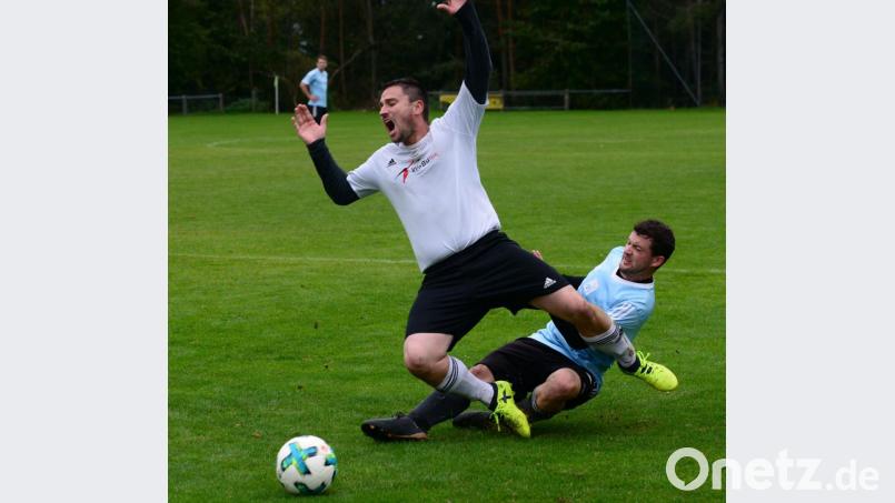 Der Altendorfer Thomas Reiml (rechts) klärt in diesem Zweikampf vor Marco Frankerl vom gastgebenden SC Altfalter. Der SV Altendorf feierte einen klaren 4:0-Auswärtssieg. Bild: ham
