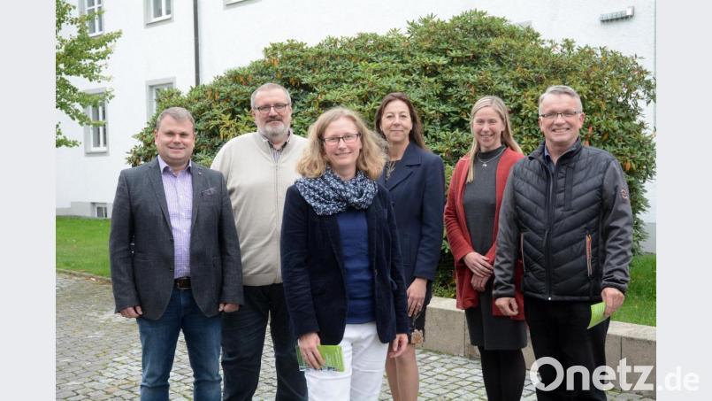 Sie freuen sich auf die weitere Zusammenarbeit mit Anita Nacke (Dritte von links): Bürgermeister Karlheinz Budnik, Rektor Gerhard Steiner, Schulamtsdirektorin Elisabeth Junkawitsch, Rektorin Annette Spreitzer-Hochberger und Konrektor Karl Haubner (von links). Bild: Gabi Schönberger