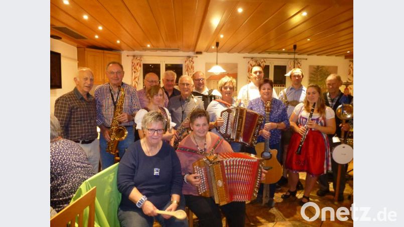 14 Akteure zeigen Proben ihres musikalischen und gesanglichen Könnens und verstehen es, die Leute mitzunehmen. Bild: hos