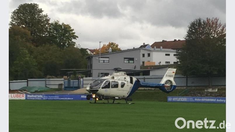 Auf dem Fußballplatz im TuS-Stadion nahm der Suchhubschrauber örtliche Polizeikräfte zur Einweisung bei der Suchaktion auf. Bild: Polizei