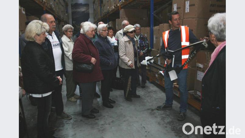 Herbert Slany hält in der Bauteilelagerhalle eine Kostbarkeit in der Hand, einen Fahrrad-Karbonrahmen - ein Designerstück. Er erläutert, wie wichtig inzwischen das Erscheinungsbild sei. Bild: roh