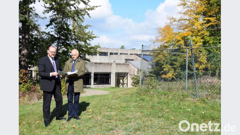 Landrat Andreas Meier (links) und Kreisbaumeister Werner Kraus schmieden Pläne, die Dreifachturnhalle des Gymnasiums Neustadt abzureißen und auf dem Kugelstoßgelände der Schule (rechts) neu zu bauen. Bild: exb
