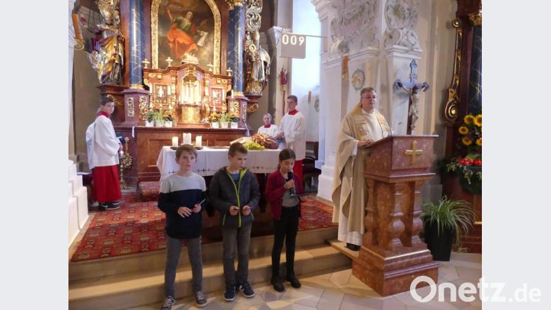 &quot;Laudato Si - Unser gemeinsames Haus&quot; war das Grundthema einer berührenden Eucharistiefeier für die Gemeinden Vorbach und Oberbibrach mit Pfarrer und Prior Adrian Kugler in der Expositurkirche in Oberbibrach. Die Pfarrei lud anschließend zum Helferfest ins Schützenhaus in Oberbibrach. Bild: do