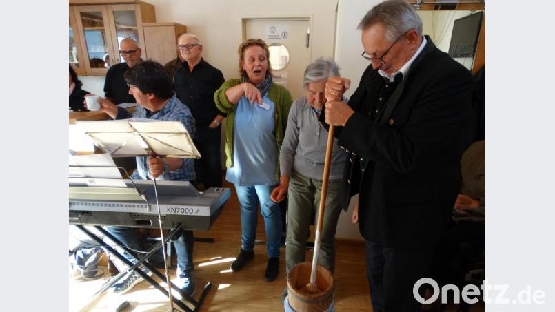 Zu einem gelungenen Oktoberfest für die Bewohner des Senioren- und Pflegezentrums tragen wesentlich bei (von rechts) Dritter Bürgermeister Heiner Ruppert, Marlies Rumpler, Edda Englhardt, Gerhard Baierl und der Kirchenchor Sorghof mit seinem Chorleiter Gerhard Kraus (sitzend). Bild: ct