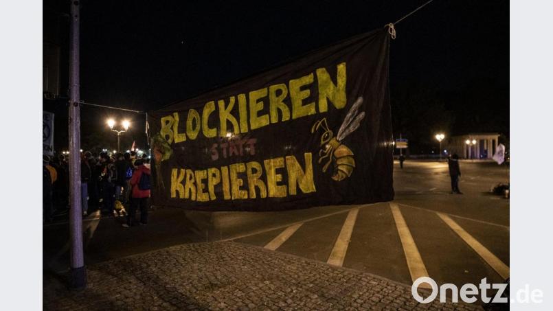 „Blockieren statt krepieren“: Aktivisten versammeln sich an der Siegessäule in Berlin. Bild: Paul Zinken/dpa