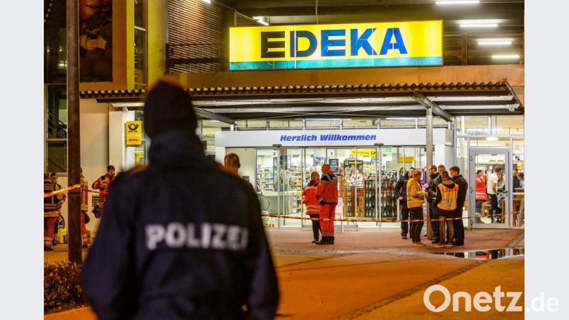 Einsatzkräfte stehen vor einem Edeka-Supermarkt, vor dem Schüsse gefallen sind. Nach tödlichen Schüssen im niederbayerischen Abensberg kommt der mutmaßliche Tatverdächtige nun in die Psychiatrie. Bild: Armin Weigel/dpa
