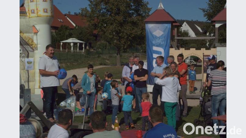 Der Raigeringer CSU-Ortsvorsitzende Daniel Müller hießt die Kinder und die beinahe noch zahlreichere Politprominenz zum Spielplatzfest in Raigering willkommen. Bild: Maria Müller/exb