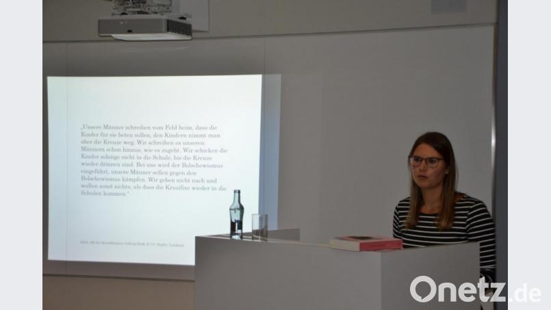 Laura Gebauer zitierte aus Originalquellen, um die Amberger Proteste gegen den Kruzifix-Erlass 1941 zu verdeutlichen. Bild: inl
