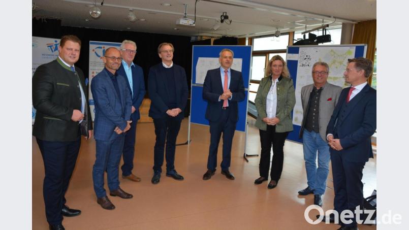 Viele Informationen gab es für Staatsministerin Kerstin Schreyer in Mitterteich. Im Bild (von links) Zweiter Bürgermeister und CSU-Ortsvorsitzender Stefan Grillmeier, stellvertretender Landrat Dr. Alfred Scheidler, stellvertretender Lebenshilfe-Vorsitzender Franz Malzer, Lebenshilfe-Geschäftsführer Berthold Kellner, Lebenshilfe-Vorsitzender und Bürgermeister Roland Grillmeier, Ministerin Kerstin Schreyer, Bezirksrat Toni Dutz und MdL Tobias Reiß. Bild: jr