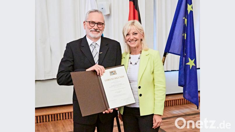 Caroline Trautner zeichnete im Max-Joseph-Saal der Residenz München Roland Splittgerber aus. Bild: StMAS/Gert Krautbauer