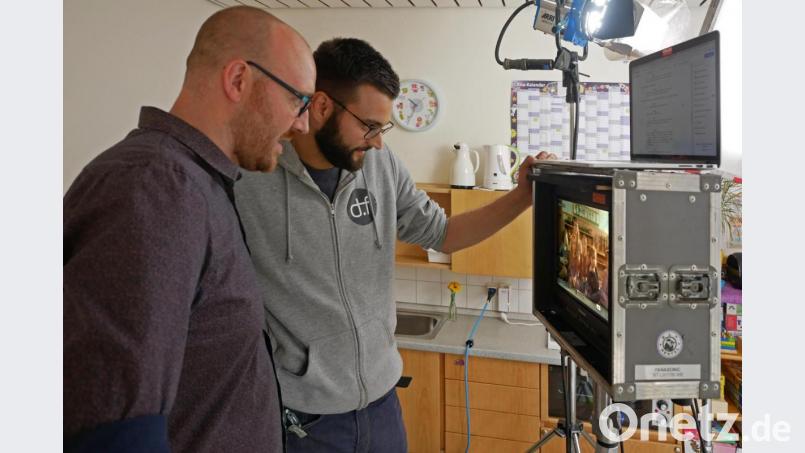 Dennis Faude und Jonas Breutel (von links) begutachten die ersten Ergebnisse. Bild: tr