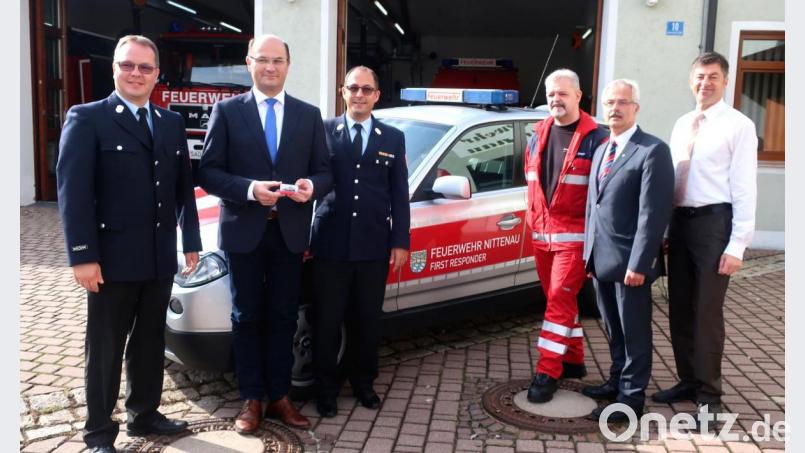 Kommandant Michael Kerkez, Vorsitzender Andreas Weidmüller, First Responder Georg Ernst sowie die Bürgermeister Karl Bley und Jürgen Kuprat (von links) begrüßten Finanzminister Albert Füracker (Zweiter von links) in der Nittenauer Feuerwache. Bild: Hirsch