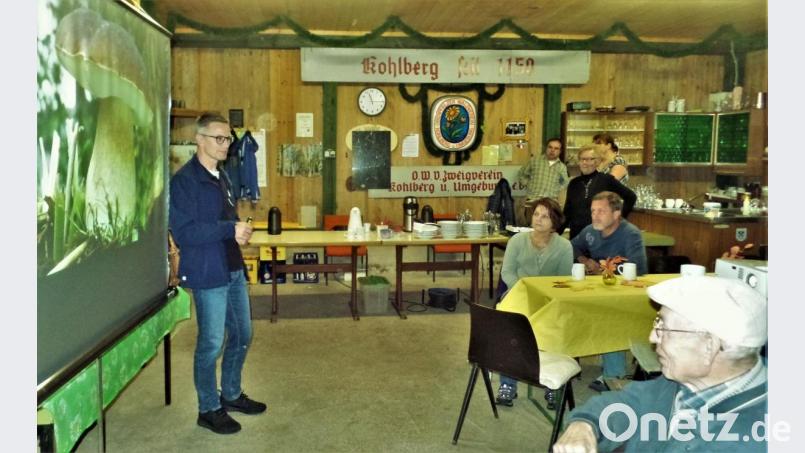 Nein, so einen Riesensteinpilz wie links auf der Leinwand hat auch Pilzexperte Stefan Hartwig noch nicht gefunden. Die Zuhörer verfolgen gespannt seine Ausführungen. Bild: jml