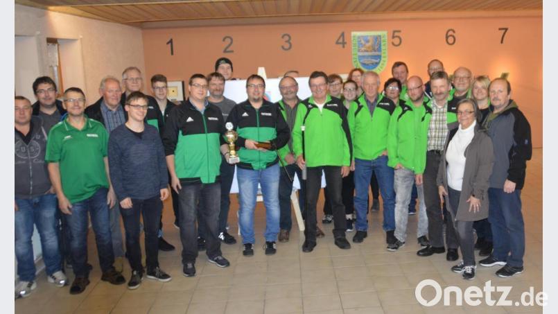 Den Wanderpokal in Empfang nahm zweiter Schützenmeister Dominik Brenner im Beisein von Sportleiter Florian Frischmann aus Eslarn, Schützenmeister Rudolf Grundler mit Ludwig Nossek aus Waidhaus (Bildmitte nach rechts). Bild: gz