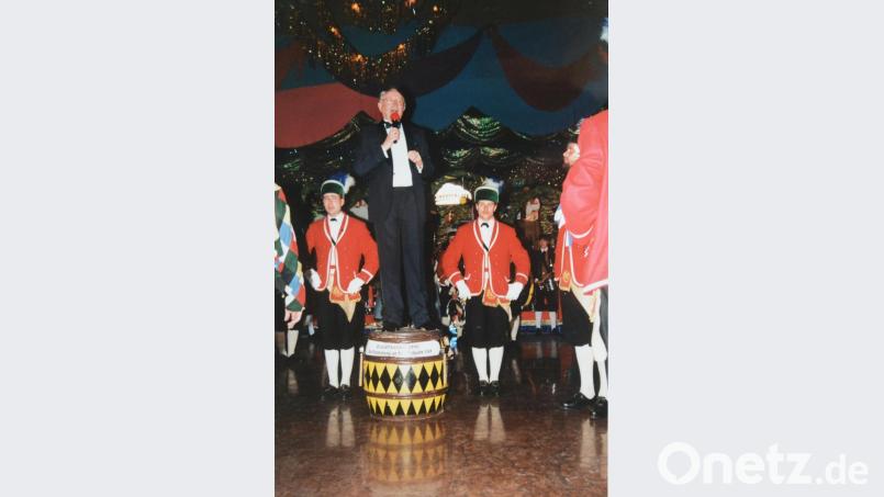 Karl Hartinger (auf dem Fass) bei einem Faschingsball der Oberpfälzer Landsmannschaften in München. Bild: exb/Hartinger; Repro: Gabi Schönberger