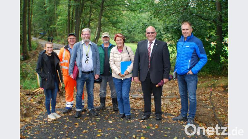Baubesprechung am neuen Fuß- und Radweg von der Platzermühle nach Ernestgrün: Markus Schieder vom Ingenieurbüro Zwick, Bürgermeister Klaus Meyer, Dr. Ursula Ocke (Forschungsbüro Balneologie), Bauleiter Klaus Kühnel, Dr. Günther Just (Forschungsbüro Balneologie), Konrad Hart (Bauhofleiter Neualbenreuth) und Bauleiterin Louisa Schnell von der Firma Richard Schulz (von rechts). Bild: enz